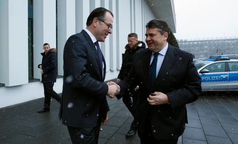 Handschlag: Gabriel bei T&ouml;nnies im Jahr 2015