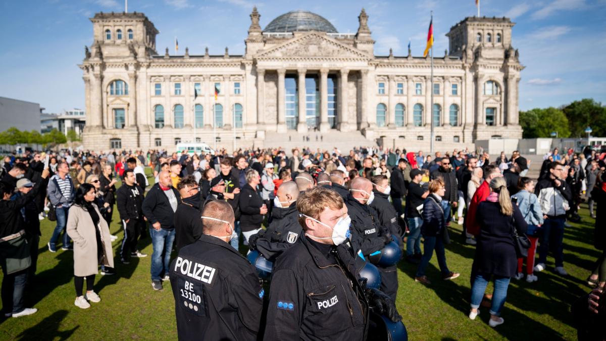 Corona-Demo vor dem Reichstag, Berlin (Foto: Panorma - listiclefeed)