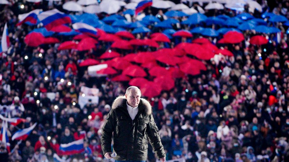 Putin bei Feierlichkeiten zur Krim-Annexion in Moskau: Mentalität eines KGB-Offiziers. Putin bei Feierlichkeiten zur Krim-Annexion in Moskau: Mentalität eines KGB-Offiziers.