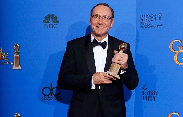 Kevin Spacey mit dem Golden Globe für seine Hauptrolle in der Fernsehserie "House of Cards" Kevin Spacey mit dem Golden Globe für seine Hauptrolle in der Fernsehserie "House of Cards"